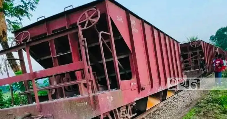 মালবাহী ট্রেনের লাইনচ্যুত বগি